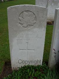 Etaples Military Cemetery - Young, R N